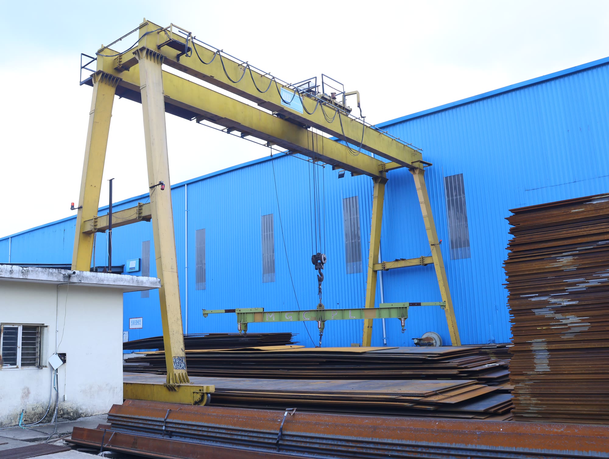 Plate stacking yard under the gantry