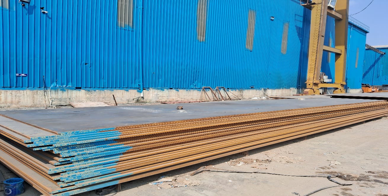 Steel plate stacking yard with gantry crane