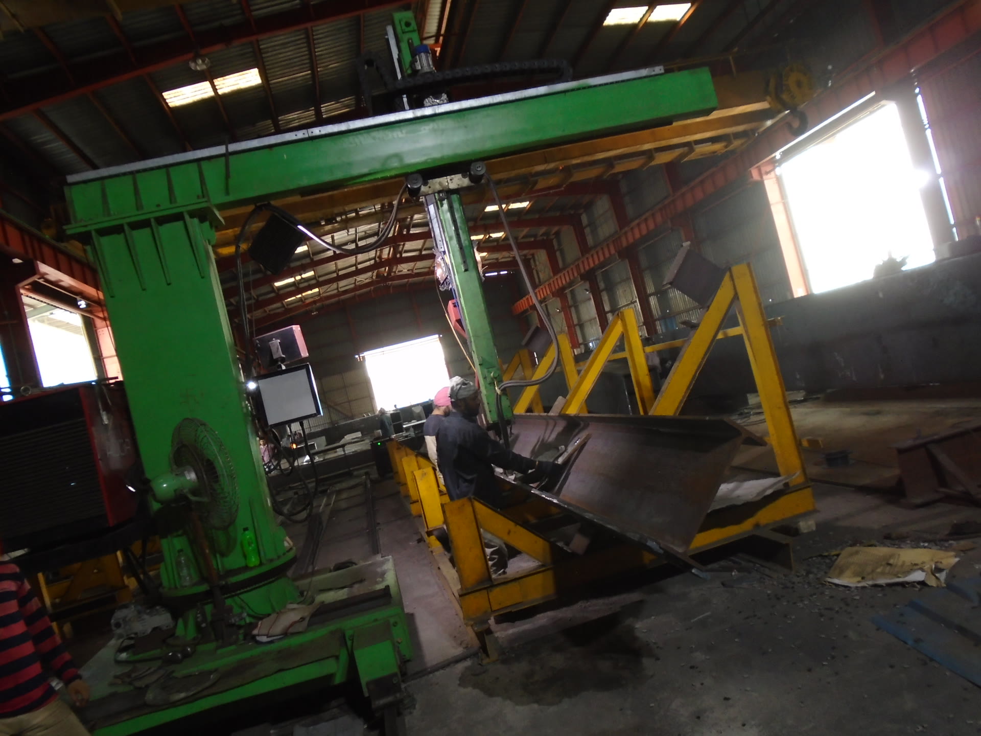Rotating cantilever submerged arc welding machine
